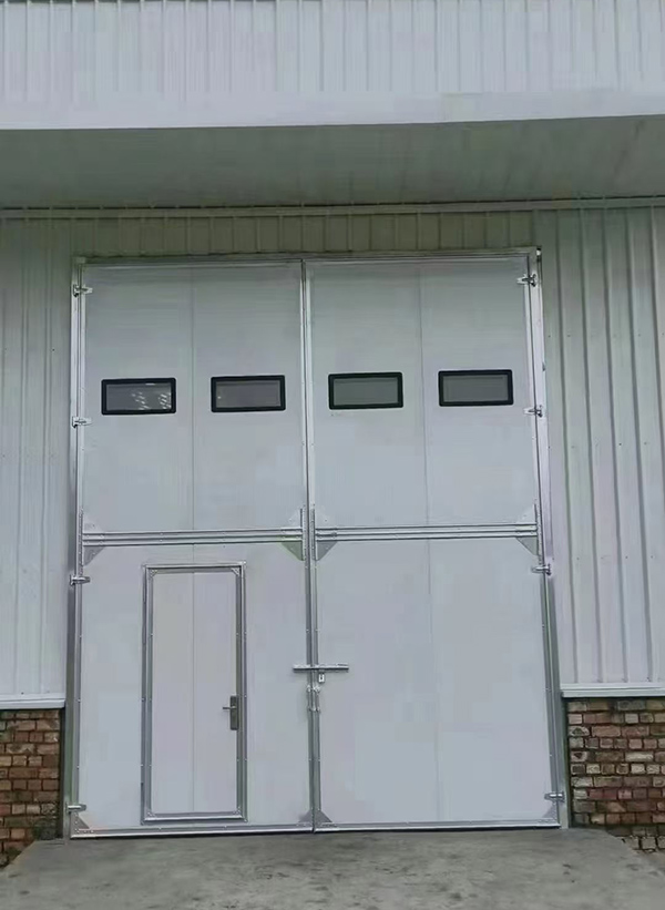 泾川工业门在设备装配车间出入口的实施记录